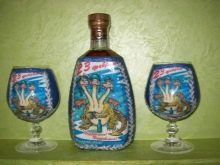 Декупаж пляшок (72 фото): прикраса туалетним папером і яєчною шкарлупою пляшки своїми руками, майстер-клас з об’ємного декупажу пляшок для чоловіків на 23 Лютого, декорування тканиною в стилі шеббі-шик