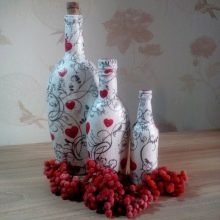Декупаж пляшок (72 фото): прикраса туалетним папером і яєчною шкарлупою пляшки своїми руками, майстер-клас з об’ємного декупажу пляшок для чоловіків на 23 Лютого, декорування тканиною в стилі шеббі-шик