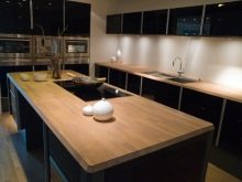 Дерев’яна стільниця для кухні (40 фото): моделі з масиву дуба, бука, модрини та інші, плюси і мінуси кухонних стільниць з натурального дерева