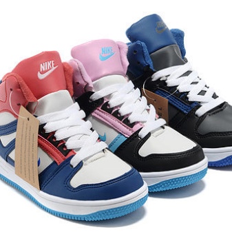 Дитячі кросівки Найк (51 фото): Nike Air Max, баскетбольні та футбольні моделі для дітей, білі та інших забарвлень