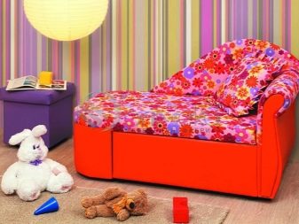 Дитячі розкладні дивани (55 фото): розсувні диванчики “клік-кляк” і “розкладачка”, з ящиком для білизни, висувні вбік і вперед