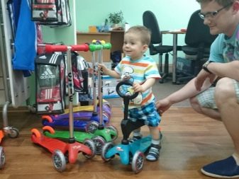 Дитячі самокати з сидінням: моделі 3 в 1 з батьківською ручкою для дітей, 3-колісні та інші для самих маленьких малюків