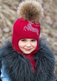 Дитячі шапки з помпонами (65 фото): з хутряним натуральним, з двома помпонами, з одним великим, біла і чорна шапка-шолом