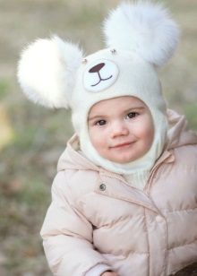Дитячі шапки з помпонами (65 фото): з хутряним натуральним, з двома помпонами, з одним великим, біла і чорна шапка-шолом