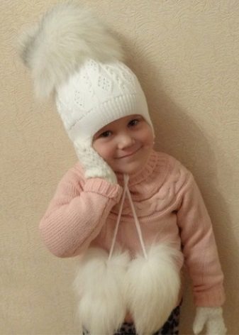 Дитячі шапки з помпонами (65 фото): з хутряним натуральним, з двома помпонами, з одним великим, біла і чорна шапка-шолом