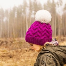 Дитячі шапки з помпонами (65 фото): з хутряним натуральним, з двома помпонами, з одним великим, біла і чорна шапка-шолом