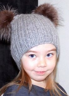 Дитячі шапки з помпонами (65 фото): з хутряним натуральним, з двома помпонами, з одним великим, біла і чорна шапка-шолом