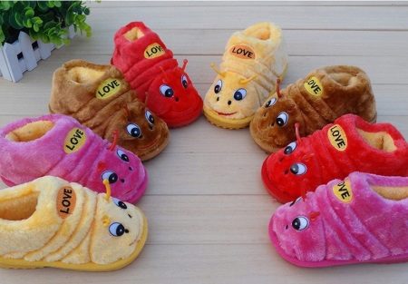 Дитячі тапочки (90 фото): в’язані і з мордочками для дому, теплі плюшеві тапочки-шкарпетки і уггі для дівчинки, гумові