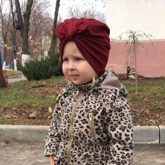 Дитячі тюрбани: вибір чалми для дівчинки і хлопчика. Літні тюрбани з бантом для малюків і інші моделі. Як надіти пов’язку?