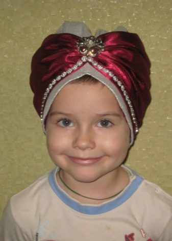 Дитячі тюрбани: вибір чалми для дівчинки і хлопчика. Літні тюрбани з бантом для малюків і інші моделі. Як надіти пов’язку?