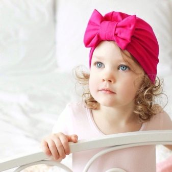 Дитячі тюрбани: вибір чалми для дівчинки і хлопчика. Літні тюрбани з бантом для малюків і інші моделі. Як надіти пов’язку?