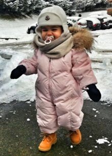 Дитячий комбінезон Moncler (65 фото): зимовий пуховий напівкомбінезон Монклер для дівчаток, відгуки