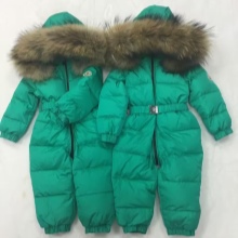 Дитячий комбінезон Moncler (65 фото): зимовий пуховий напівкомбінезон Монклер для дівчаток, відгуки
