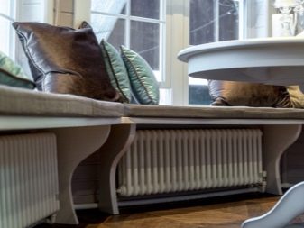 Диван-підвіконня (50 фото): приклади в квартирі диванчика замість підвіконня, розміри, особливості оформлення та типи конструкцій