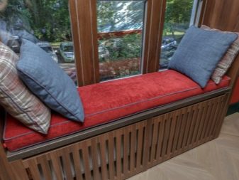 Диван-підвіконня (50 фото): приклади в квартирі диванчика замість підвіконня, розміри, особливості оформлення та типи конструкцій