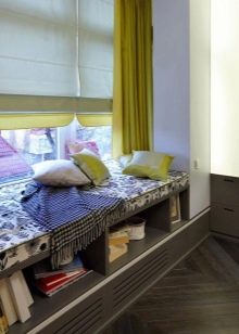 Диван-підвіконня (50 фото): приклади в квартирі диванчика замість підвіконня, розміри, особливості оформлення та типи конструкцій