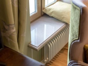 Диван-підвіконня (50 фото): приклади в квартирі диванчика замість підвіконня, розміри, особливості оформлення та типи конструкцій