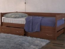 Диван-тахта з шухлядами для білизни: огляд моделей з висувними системами зберігання, розкладні двоспальні і односпальні, з пружинним блоком і інших