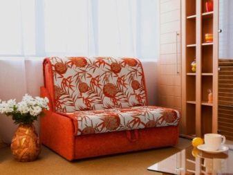 Дивани-акордеони з ортопедичним матрацом і ящиком для білизни: кутові дивани-ліжка та інші моделі