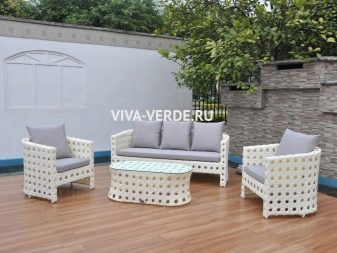 Дивани для дачі: дачні дерев’яні з сосни і кутові, плетені та легкі пластикові, розбірні і інші моделі