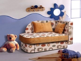 Дивани-кушетки (59 фото): розкладні зі спинкою і ящиком для білизни, маленькі одномісні диванчики і інші моделі