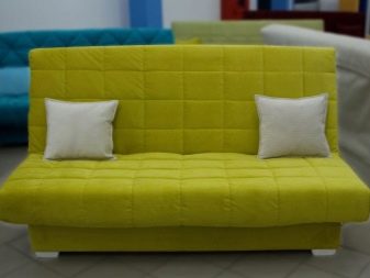 Дивани з механізмом «клік-кляк» (77 фото): диван-ліжко з ортопедичним матрацом і інші моделі. Їх перетяжка. Як вони розкладаються? Відгуки покупців