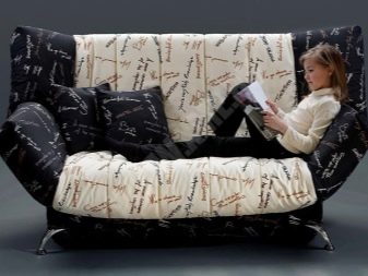 Дивани з механізмом «клік-кляк» (77 фото): диван-ліжко з ортопедичним матрацом і інші моделі. Їх перетяжка. Як вони розкладаються? Відгуки покупців