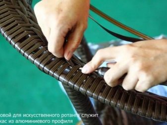 Дивани з ротанга: 3 – та 2-місні, кутові плетені диванчики і дивани-ліжка. З чим поєднуються білі дивани? Вибираємо диван з натурального ротанга з м’яким сидінням
