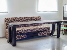 Дивани зі столом (46 фото): прямі і кутові дивани-ліжка з висувним або з вбудованим столом