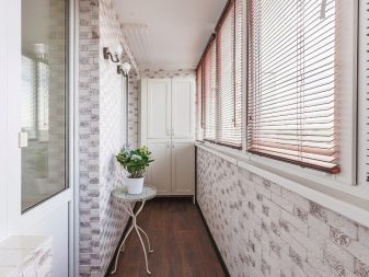 Дизайн балкона з цегляною стіною (57 фото): варіанти обробки лоджії білим і іншого кольору цеглою. Як облагородити кладку?