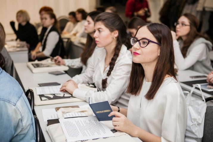 Дизайнер одягу (11 фото): що це за професія? Яке навчання потрібно для роботи? Скільки заробляє?