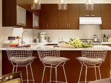 Дизайнерські стільці для кухні (фото 48): стильні та незвичайні кухонні стільці, модні пластикові та велюрові моделі, приклади цікавих дизайнів
