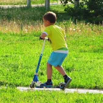 Двоколісний самокат для дітей від 5 років: кращі дитячі 2-колісні самокати для дівчаток і хлопчиків, самокати з світяться колесами