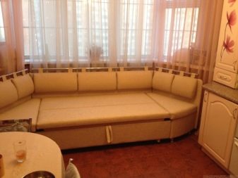 Еркерні дивани (41 фото): вибираємо модель в еркер, огляд розкладних і вбудованих конструкцій, їх розміри, особливості та матеріали виготовлення