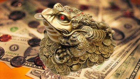 Грошова жаба (18 фото): Куди ставити по феншуй? Як правильно використовувати трехлапую жабу з монеткою в роті для залучення грошей?