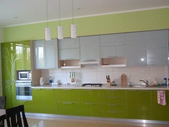 Кольору фартуха для кухні (56 фото): вибір кольору для сірої, бежевою і коричневою кухні. З чим поєднується білий, зелений і червоний фартухи? Як підібрати колір під гарнітур?