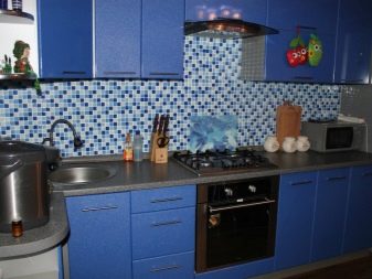 Кольору фартуха для кухні (56 фото): вибір кольору для сірої, бежевою і коричневою кухні. З чим поєднується білий, зелений і червоний фартухи? Як підібрати колір під гарнітур?