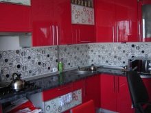 Кольору фартуха для кухні (56 фото): вибір кольору для сірої, бежевою і коричневою кухні. З чим поєднується білий, зелений і червоний фартухи? Як підібрати колір під гарнітур?