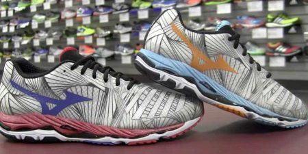 Кросівки Мізуно (47 фото): моделі Mizuno Wave, для настільного тенісу, відгуки про жіночих кросівках, таблиця розмірів