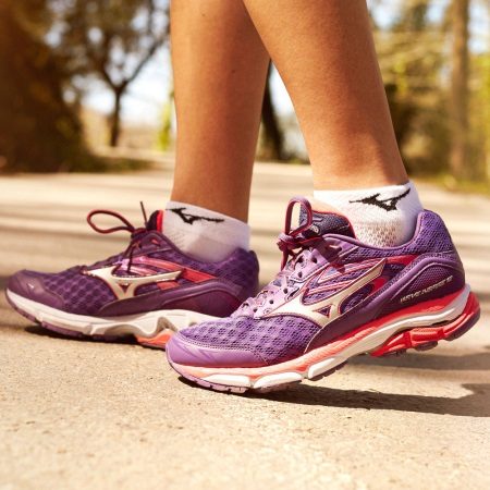 Кросівки Мізуно (47 фото): моделі Mizuno Wave, для настільного тенісу, відгуки про жіночих кросівках, таблиця розмірів