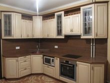 Кухня під дерево (82 фото): кухні з пластика під дерево в дизайні інтер’єру, кутові кухонні гарнітури, кольору фасадів під дерево і камінь, світлі і темні кухні