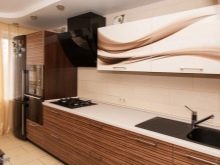 Кухня під дерево (82 фото): кухні з пластика під дерево в дизайні інтер’єру, кутові кухонні гарнітури, кольору фасадів під дерево і камінь, світлі і темні кухні