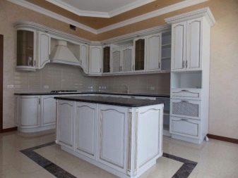 Кухня під дерево (82 фото): кухні з пластика під дерево в дизайні інтер’єру, кутові кухонні гарнітури, кольору фасадів під дерево і камінь, світлі і темні кухні