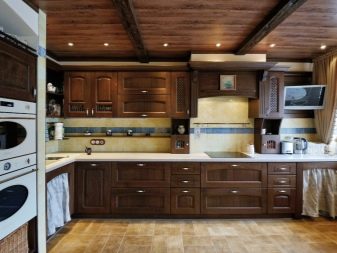 Кухня під дерево (82 фото): кухні з пластика під дерево в дизайні інтер’єру, кутові кухонні гарнітури, кольору фасадів під дерево і камінь, світлі і темні кухні