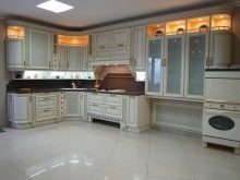Кухня під дерево (82 фото): кухні з пластика під дерево в дизайні інтер’єру, кутові кухонні гарнітури, кольору фасадів під дерево і камінь, світлі і темні кухні