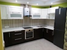 Кухня під дерево (82 фото): кухні з пластика під дерево в дизайні інтер’єру, кутові кухонні гарнітури, кольору фасадів під дерево і камінь, світлі і темні кухні