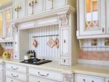 Кухня під дерево (82 фото): кухні з пластика під дерево в дизайні інтер’єру, кутові кухонні гарнітури, кольору фасадів під дерево і камінь, світлі і темні кухні