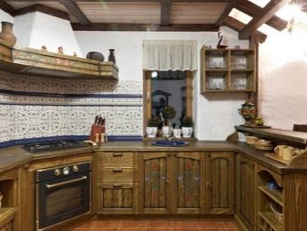 Кухня під старовину (61 фото): старовинні кухонні гарнітури з дерева, біла меблі в старому стилі в інтер’єрі, інші нюанси оформлення