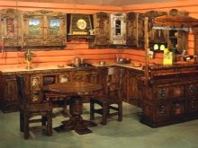 Кухня під старовину (61 фото): старовинні кухонні гарнітури з дерева, біла меблі в старому стилі в інтер’єрі, інші нюанси оформлення