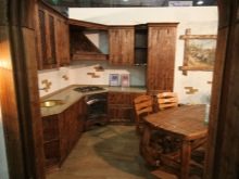 Кухня під старовину (61 фото): старовинні кухонні гарнітури з дерева, біла меблі в старому стилі в інтер’єрі, інші нюанси оформлення